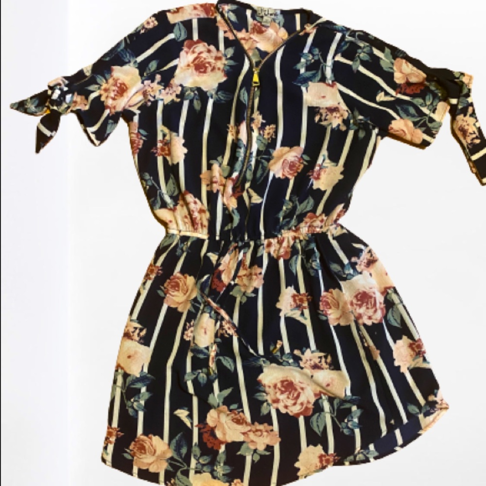 Women’s floral J for Justify medium top with front half zipper